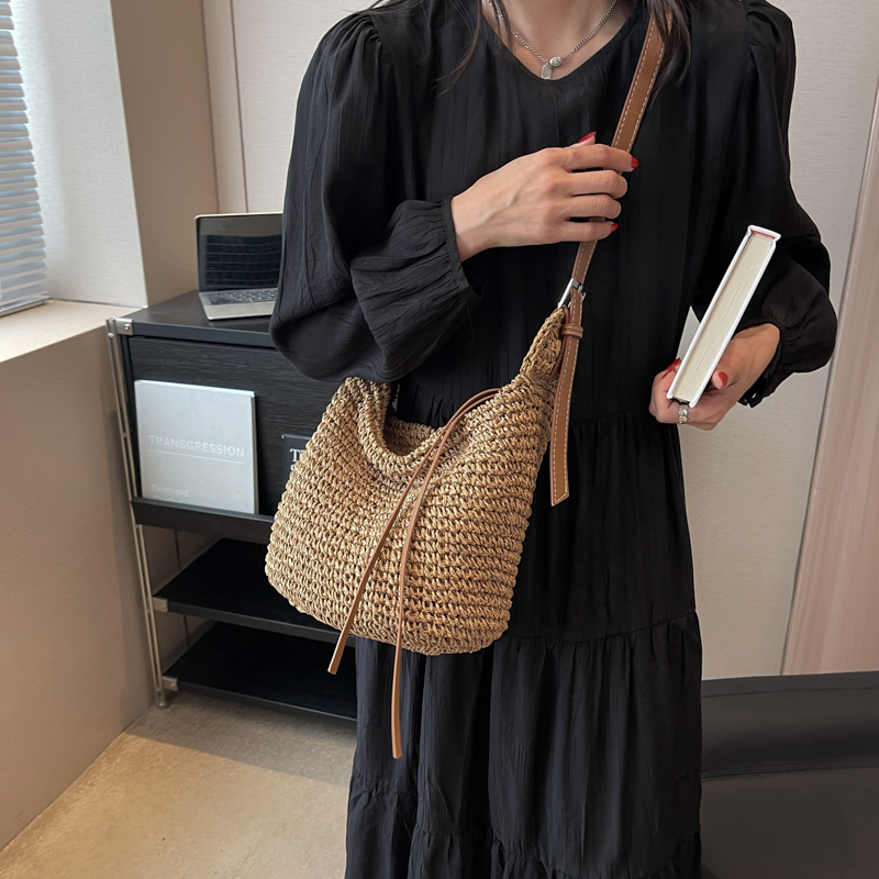 夏天慵懒风草编包斜挎海边编织包女2025新款沙滩包度假藤编竹编包