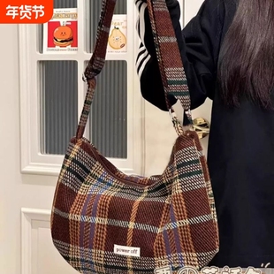 秋冬毛呢格子饺子包包女复古斜挎包轻便通勤休闲单肩包百搭格纹