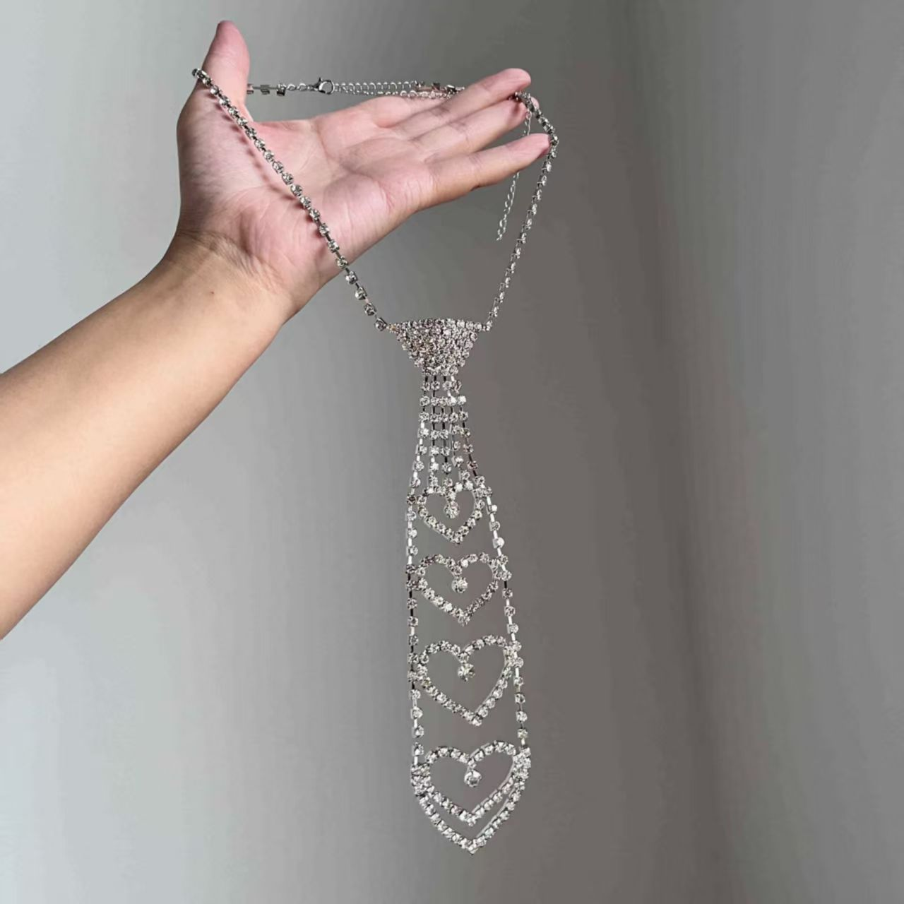 欧美时尚配饰新款三角形领结项链个性小众爱心领带精致百搭锁骨链