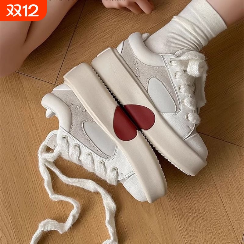 2025新款百搭小众设计爱心情侣板鞋软底潮流透气休闲增高小白鞋