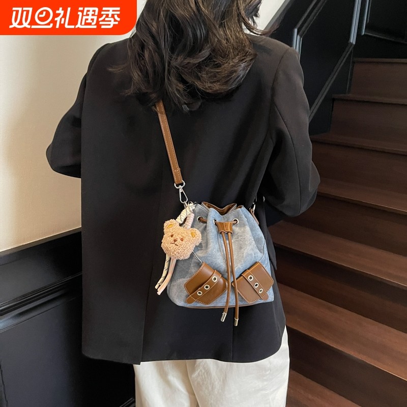 复古小包包女夏天2025新款时尚小众斜挎包韩版抽绳今年流行水桶包