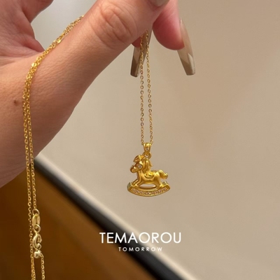 “马上有钱”木马吊坠金色项链新中式毛衣链配饰2026新款镀金合金