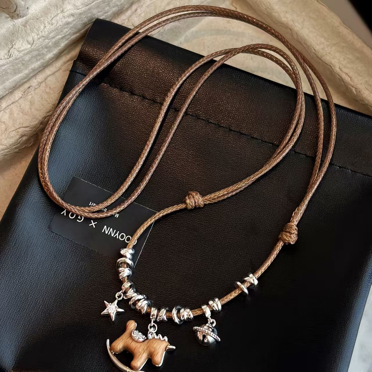 复古小马编绳项链女高级轻奢小众长款秋冬毛衣链挂绳小马吊坠配饰