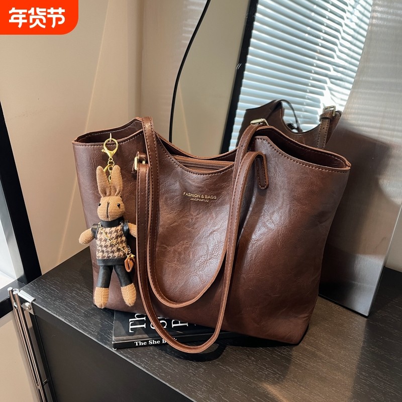 软皮高级感女腋下秋冬新款通勤复古百搭时尚单肩包大容量托特包