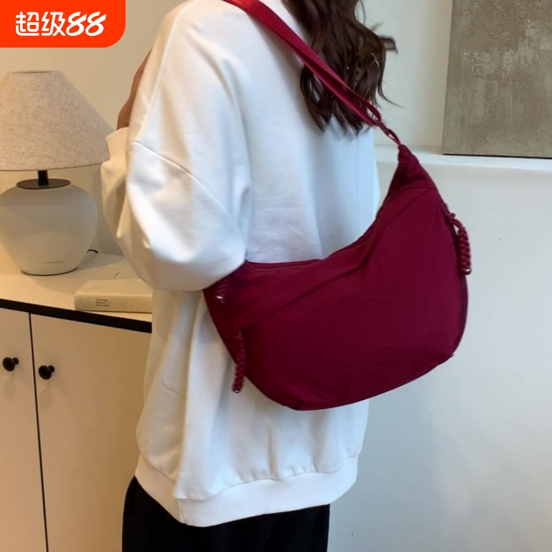 斜挎包百搭包包休闲2025新款饺子女式单肩背包大容量运动轻便小包