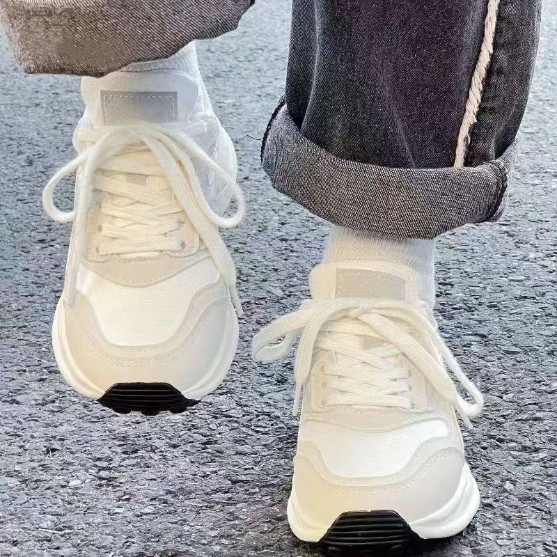 优妮蒂轻便软底跑步运动鞋女2025新款爆款透气休闲百搭阿甘老爹鞋