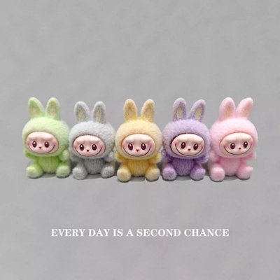 新款坐姿labubu植绒搪胶公仔办公桌立体摆件工位电脑桌面装饰摆件