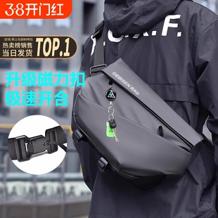 磁吸扣男士斜挎包大容量胸包通勤旅行骑行机车背包运动单肩包防水