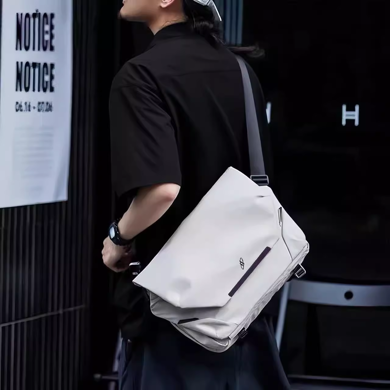 阿波罗磁吸扣机能挎包男士单肩包小众男包工装运动斜挎新款大容量