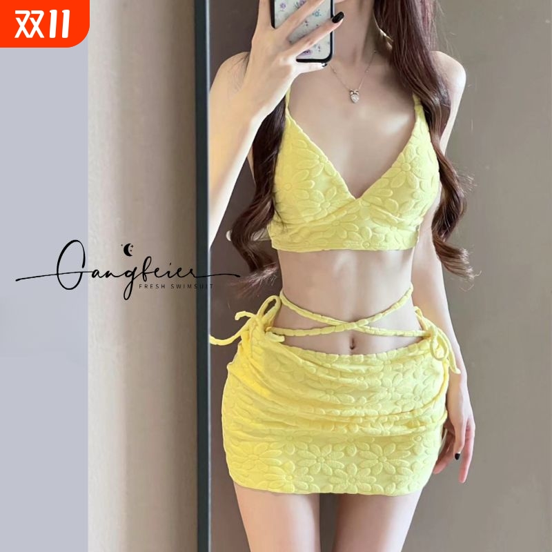 裙式比基尼泳衣女三件套2024新款黄色挂脖显白性感沙滩度假泳装