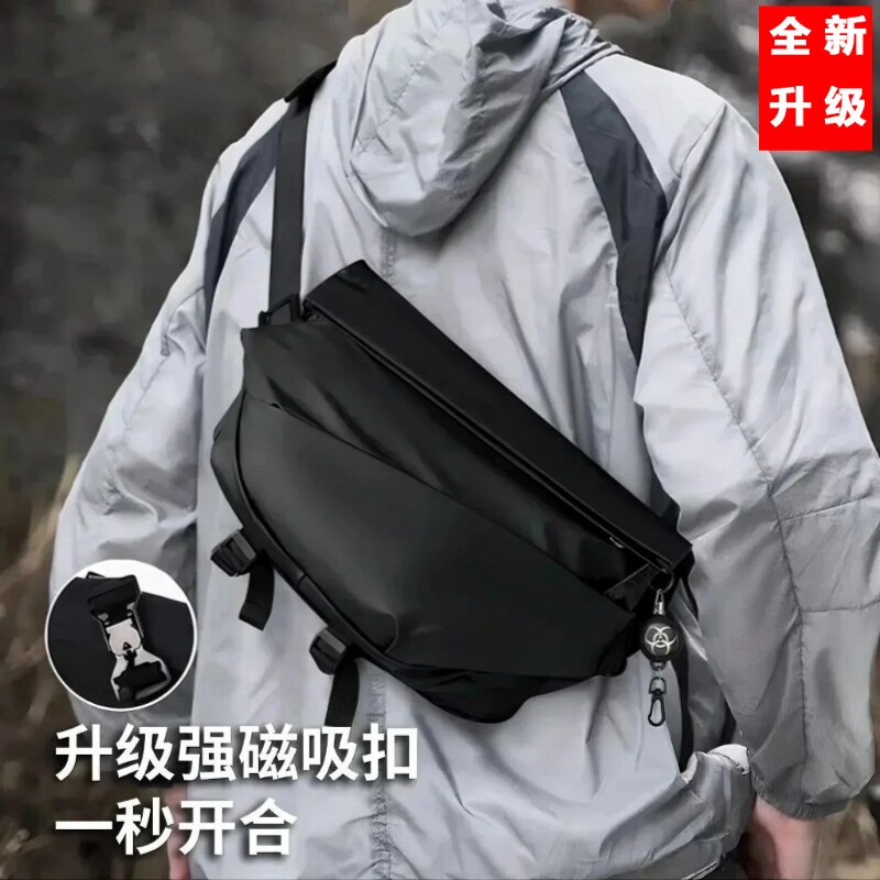 单肩斜挎包大容量男士磁吸扣插扣胸包通勤运动骑行机车包新款可放