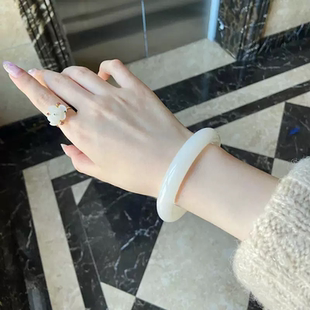 新疆和田玉白玉手镯女款 圆条玉石少女羊脂玉贵妃玉镯子高级新中式