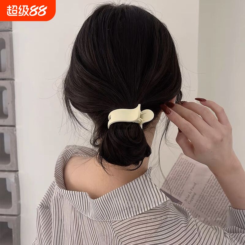 简约低马尾抓夹高级感图片