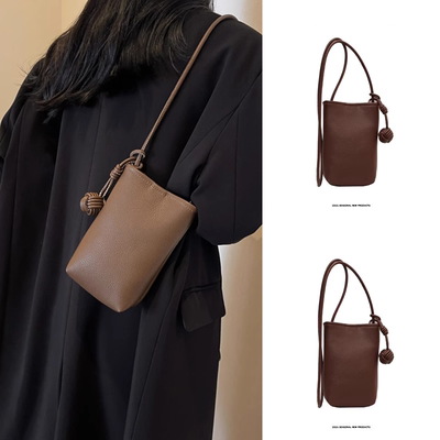 秋冬季高级感轻便迷你小包包女士2025新款洋气斜挎散步棕色手机包