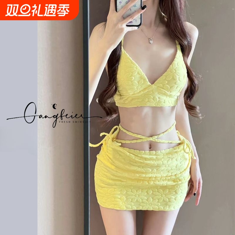 裙式比基尼泳衣女三件套2024新款黄色挂脖显白性感沙滩度假泳装