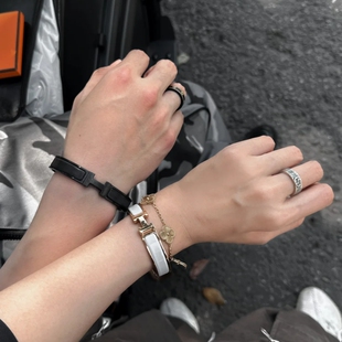 手镯女镀18k金玫瑰金韩版轻奢ins小众旋转扣高级感H手环男女珐琅