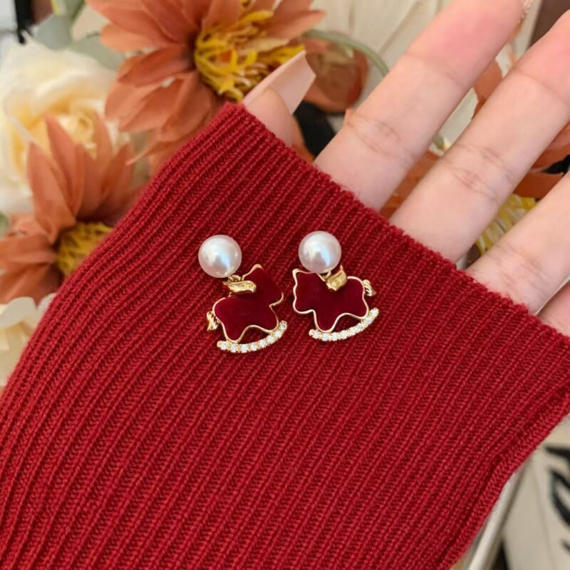 新年红色丝绒小马珍珠耳环女2026新款独特耳钉本命年气质百搭耳饰