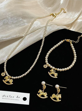 「马上有钱」碎冰冰小马吊坠钱币珍珠项链秋冬轻奢小众高级毛衣链