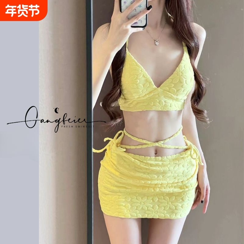 裙式比基尼泳衣女三件套2024新款黄色挂脖显白性感沙滩度假泳装