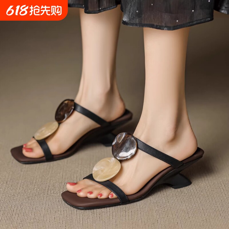 2026夏季韩版圆扣真皮露趾一字带凉鞋女时尚外穿粗跟度假风凉拖鞋