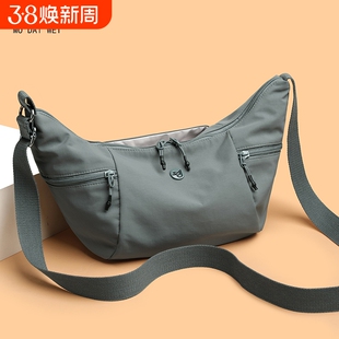 莫黛薇网红牛角包2025新款休闲百搭饺子包尼龙布斜挎包大容量包包