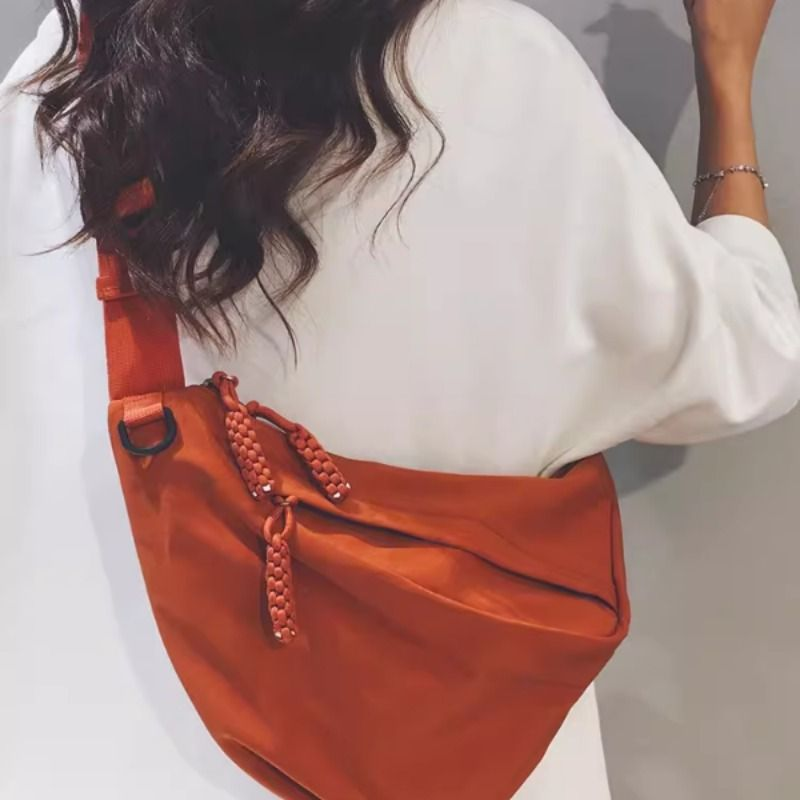 帆布包女2025新款大容量胸包休闲斜挎饺子包运动旅游骑行单肩背包