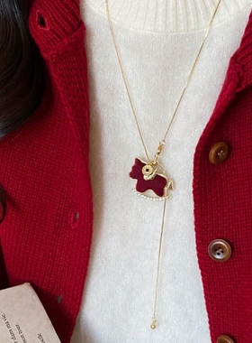 马上好运!红色丝绒小马项链女款本命年高级感毛衣链小众设计配饰