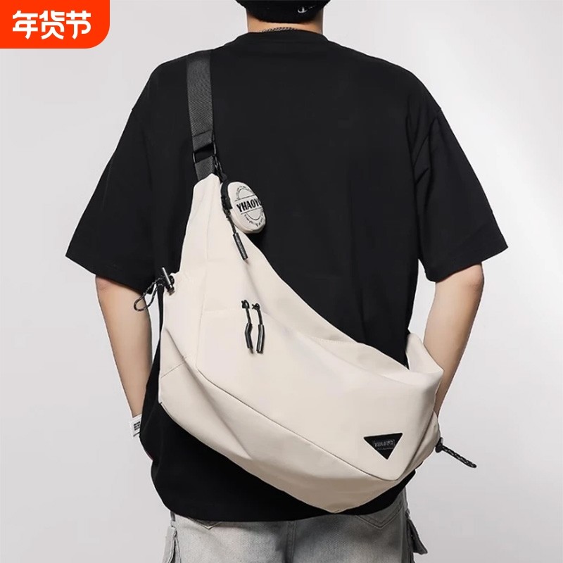 斜挎包男生潮牌休闲通勤单肩包女2025新款机能骑行邮差包男士背包