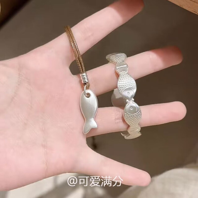 新中式银色小鱼饼干项链女配饰复古简约轻奢高级感小众百搭毛衣链