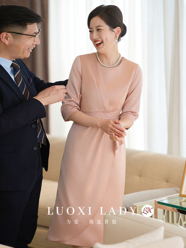 여자는 약혼했다 시어머니 웨딩드레스 시어머니를 위한 고급 가을 겨울 웨딩드레스 기질 드레스 젊은 웨딩드레스