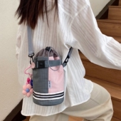 户外水壶挂包水杯袋女户外防水斜挎包水瓶套韩系格子逛街保温杯套