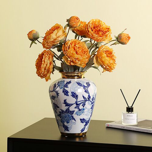 锦瑟花瓶青花瓷浮雕牡丹