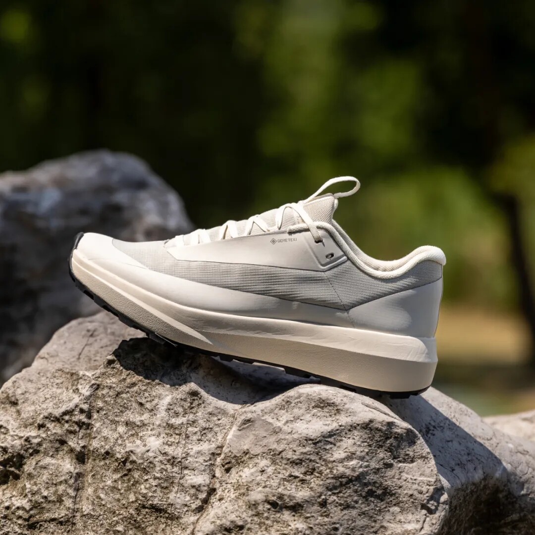 户外防水款登山徒步越野运动鞋