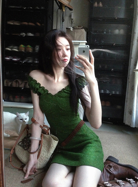 XZY 微胖复古度假风绿色彩线V领连衣裙女25年夏季修身收腰短裙子