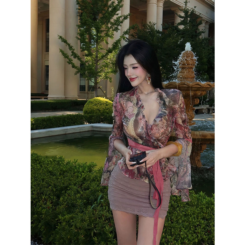 XZY 微胖轻熟风性感V领喇叭袖印花上衣女25年冬季蕾丝包臀裙套装
