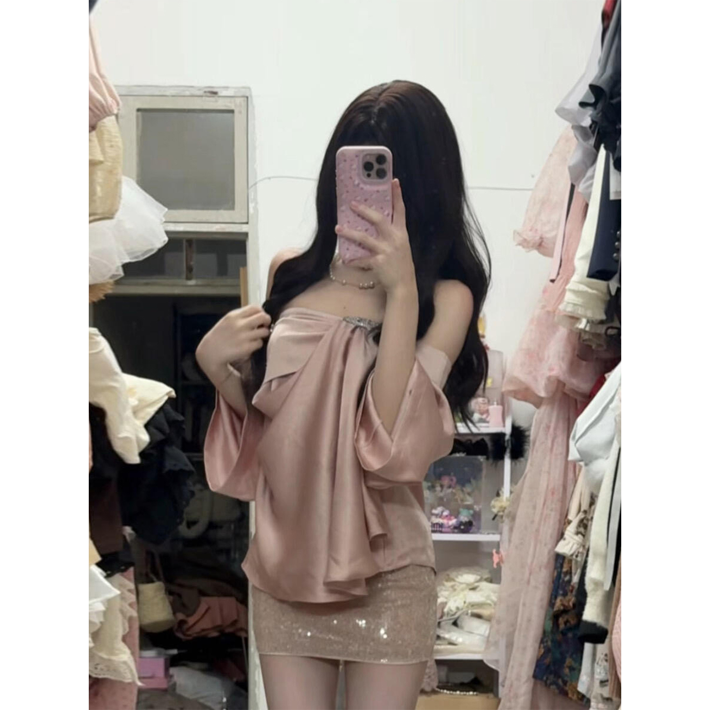 微胖纯欲性感一字肩钻扣缎面上衣