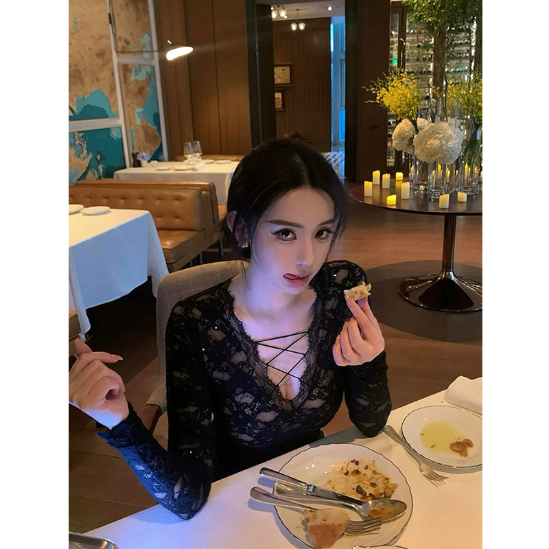 微胖纯欲性感绑带V领蕾丝打底衫