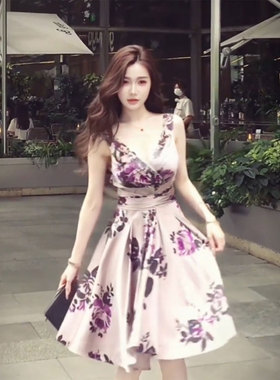 XZY 微胖法式复古紫色V领碎花吊带裙女25年夏季风情万种收腰短裙