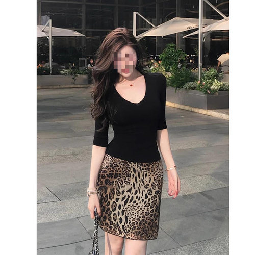 微胖御姐气质修身黑色V领短袖t恤