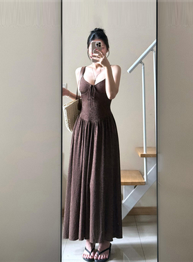 XZY 微胖复古气质咖色弹力吊带连衣裙女25年夏季收腰V领系带长裙