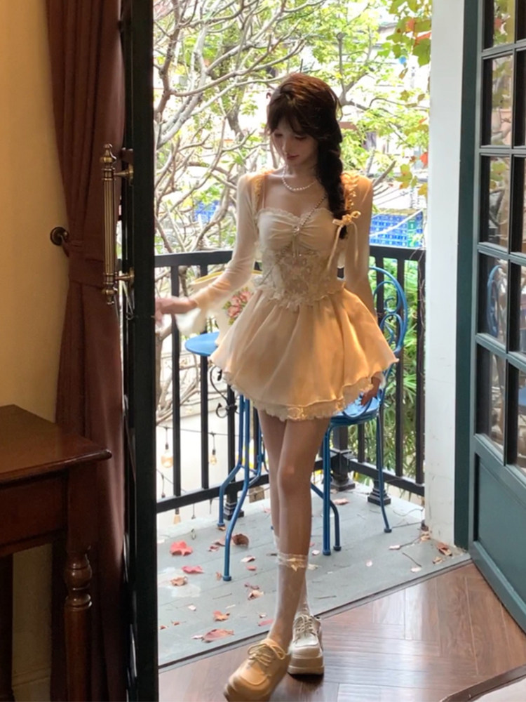 蕾丝拼接收腰吊带蓬蓬连衣裙图片