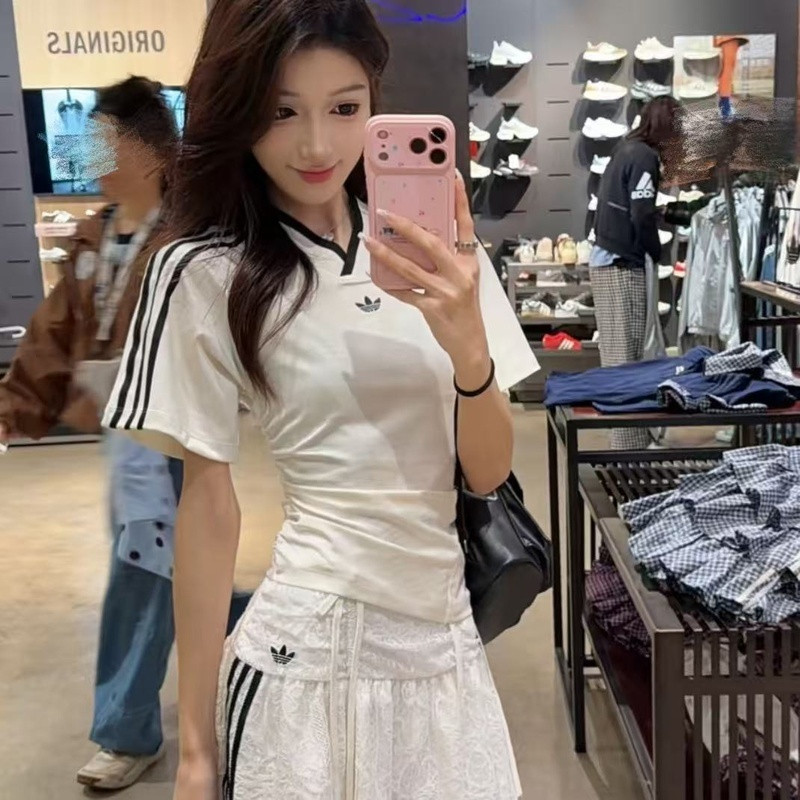 Adidas三叶草三条纹V领修身柔软短袖足球衣T恤女款时尚上衣KC9122图片