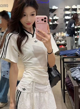 Adidas三叶草三条纹V领修身柔软短袖足球衣T恤女款时尚上衣KC9122
