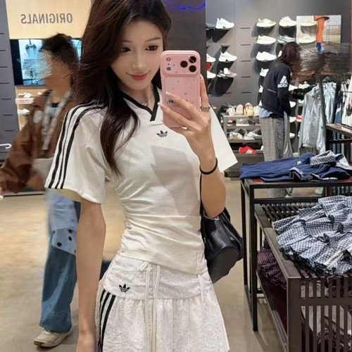 Adidas三叶草三条纹V领修身柔软短袖足球衣T恤女款时尚上衣KC9122