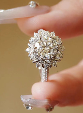 小红书爆款S925纯银莫桑钻戒指女一克拉闭口雪花设计奢华订婚钻戒