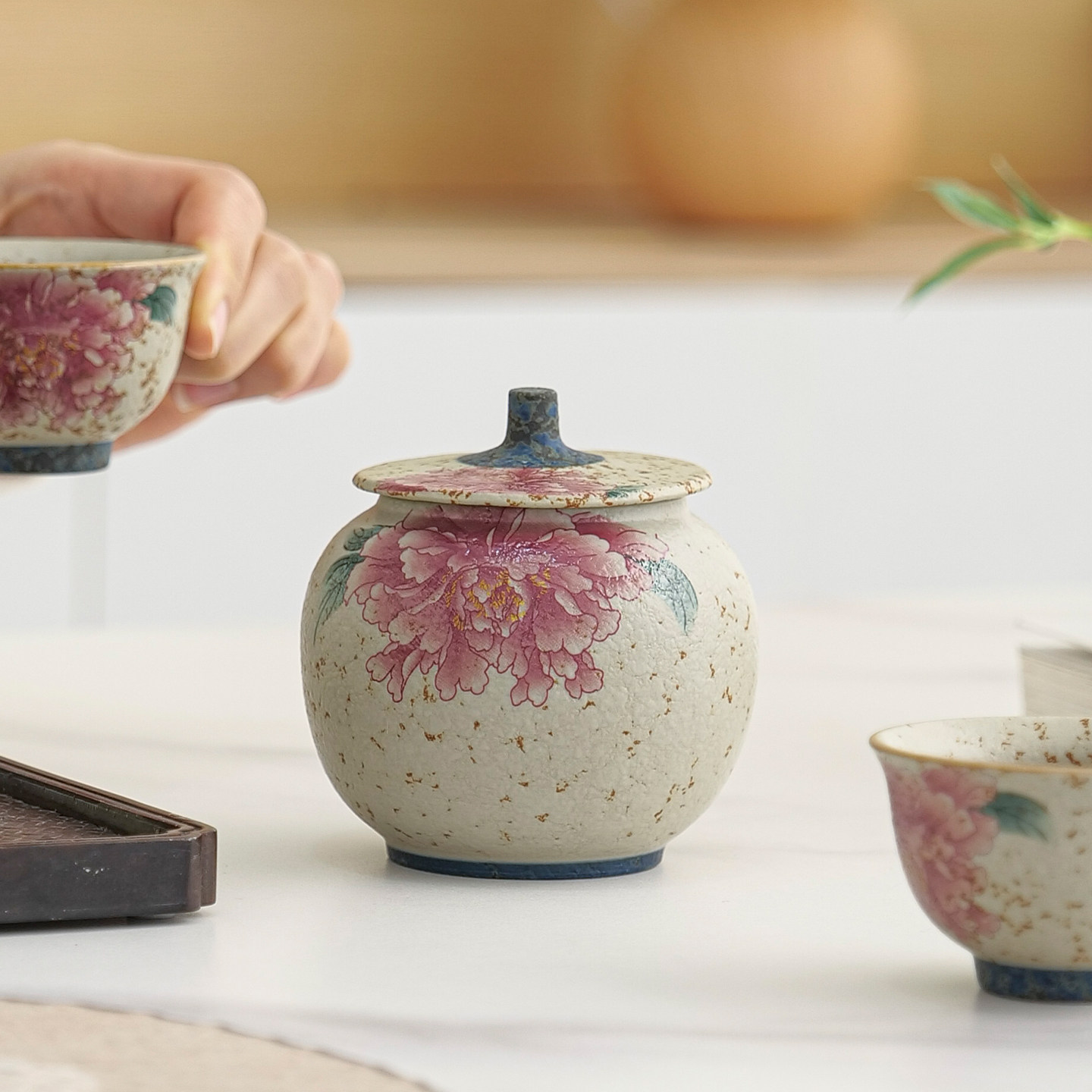 青花火石红牡丹茶叶罐图片