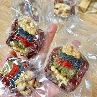 新疆直发什锦枸杞核桃仁和田枣黑葡萄干即食独立包装枣夹核桃包邮
