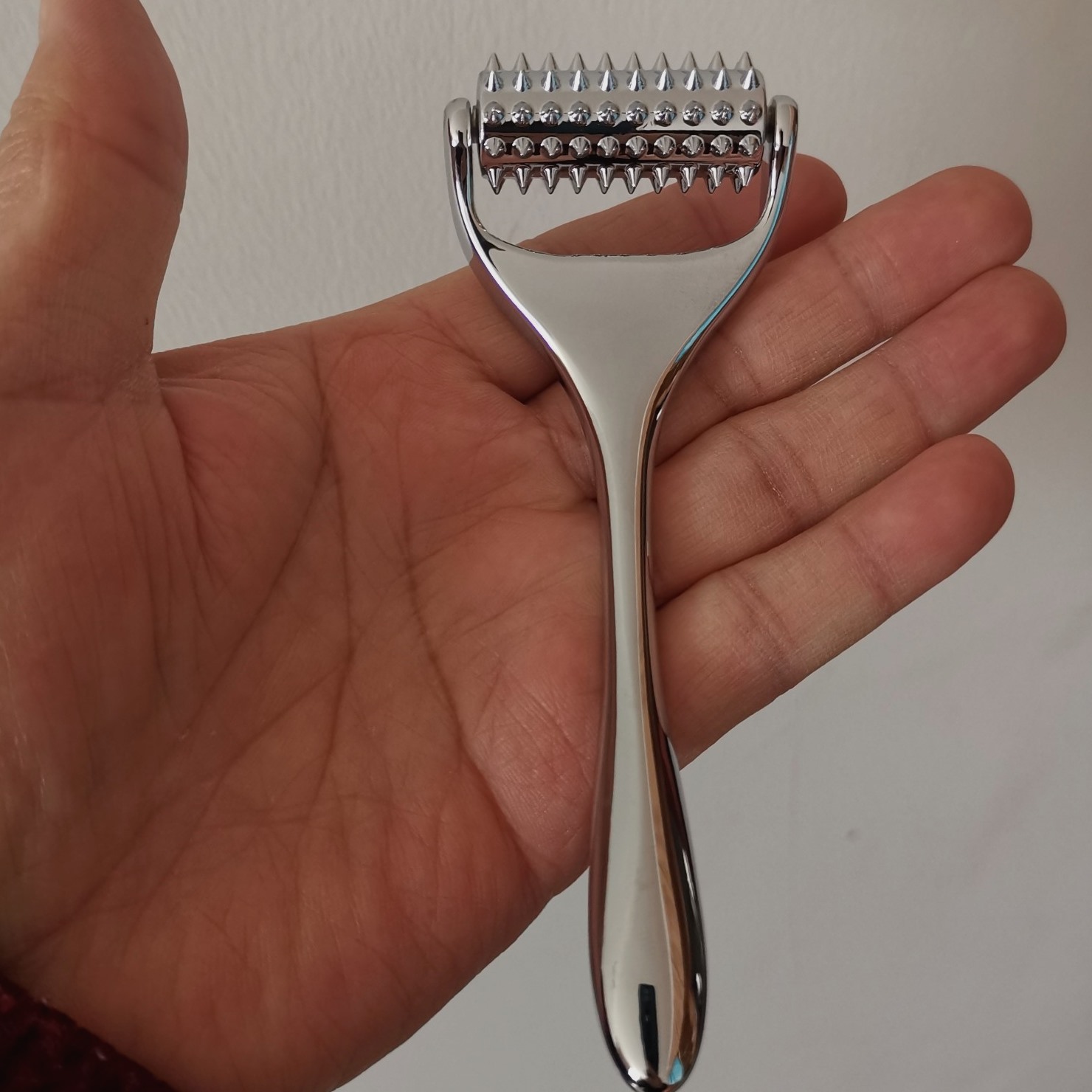 微针导入仪金属脸部美容专用滚针瘦脸工具便携式微针滚轮按器