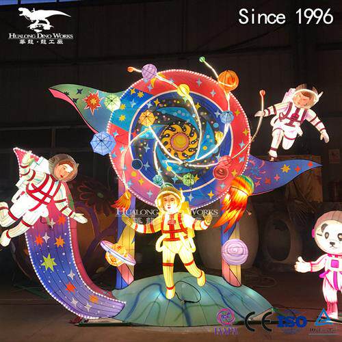 卡通太空人偶彩灯展览景区儿童亲子乐园美陈引流产品华龙工厂