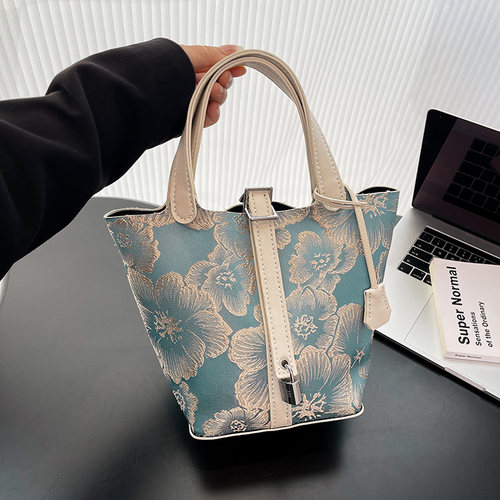 手缝单肩斜挎包三八节公司活动